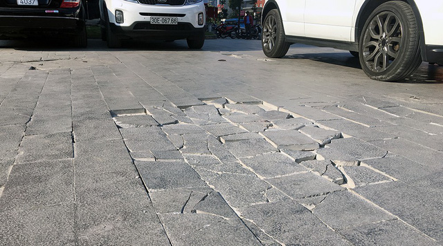 Hè phố Hà Nội ngổn ngang vì đá lát bền 70 năm